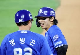 [フォト] '6回表無死1,3塁のチャンスだ！『ヒットを飛ばすキム・ソンユン』