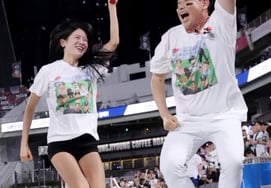 [Foto] «¡Los magos vuelan por doquier! ¡Nosotros tampoco podemos resistir!» Joo Il-koo y Shin Se-hee