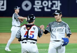[De un vistazo] ¡Ni la lluvia nos detendrá! 'Ventaja en la serie de tres partidos': Samsung 5-2, KT se adelanta con 1,5 juegos de ventaja