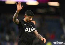 El Tottenham también se ha preparado para despedirse de su capitán... Las incesantes especulaciones sobre la transferencia de Romero, esta vez hacia el Manchester United de la misma Premier League.