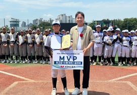 El líder histórico de robos de base de la KBO entregó personalmente los premios. Hwagok Primary School derrotó a Gomyeong Primary School y se coronó campeona de la 8.ª Copa Seúl de béisbol infantil... Kim Ji-hoo, MVP