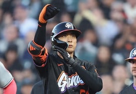 "Jung-hoo got out? That can't be!" Even SF rookie shocked by Lee Jung-hoo's dignity → 17-game consecutive hit streak sets new Korean record