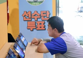 [Photo] "I'm in serious mode now": Jeon Byeong-woo casts his vote for the 2026 KBO League All-Star Game