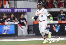 'Relentless Chase' Hanwha's Kim Kyung-moon: "It was good to see them chasing hard behind" Can they overcome the deficit against KIA? 'Starting Lineup Announcement' [Daejeon On-site]