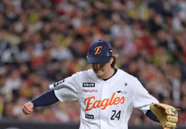 «¿Cómo es posible?» Hanwha cambia de lanzador en la novena entrada con un out: «medida extrema» con resultado de gran éxito. Revancha de la derrota del día anterior contra KIA con una «emocionante victoria por un punto» [Reseña en vivo desde Daejeon]