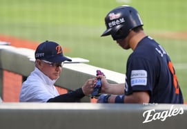 and "Manager Kim Kyung-moon's first-ever pitcher substitution" — even players were unaware. "It was flexibility, not blind faith"... Why are Hanwha fans so enthusiastic?