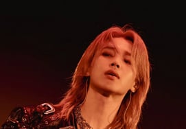 BTSのジミン、肩まで伸ばした『史上最高のロングヘア』..イメージが大きく変わった