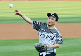 [Photo] Park Yong-gyu, President of the Suwon Dentists Association, throws the ceremonial first pitch with the wish for KT's second championship.