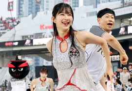 [相片儿] "配合默契！' 啦啦队队长金珍雅与拉拉队队长展开合作