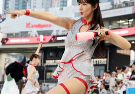 [相片儿] "要连胜了！' 啦啦队队长金珍雅