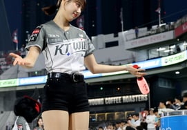 [相片儿] "录像回放是没办法的！' KT 啦啦队队长李锦珠