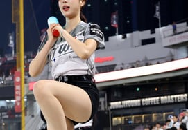 [相片儿] "安打？ KT队的啦啦队队长李锦周表示:"如果打出本垒打就更好了。"