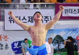 Jeon Seong-geun becomes the Sobak Jangsa for the third time in his career at the Boeun Dano Jangsa Ssireum Tournament