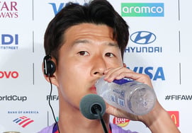 [Photo] Captain Son Heung-min quenches his thirst