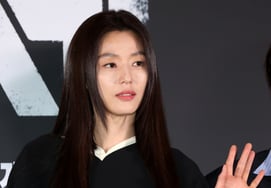 时隔11年再次来到银幕的全智贤...《群体》第4周也将出击舞台问候
