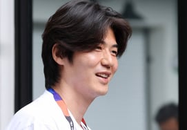 [Photo] Ki Sung-yueng makes surprise visit to cheer for juniors