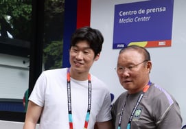[Foto] Park Ji-sung posa junto al director del equipo de apoyo, Park Hang-seo