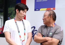 [Foto] Park Ji-sung adopta la pose de mangosta «delante del director Park Hang-seo»