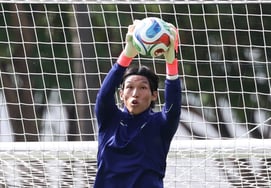 [Foto] Kim Seung-gyu se prepara para los balones altos en el partido contra la República Checa
