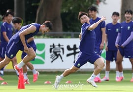 [Foto] Kim Min-jae y Hwang In-beom: 'Entrenamiento divertido'
