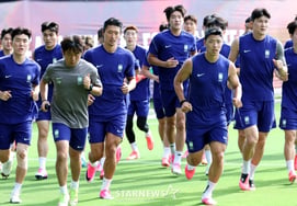 [Foto] Vean cómo Cho Gue-sung convierte un cabezazo en el partido contra Chequia