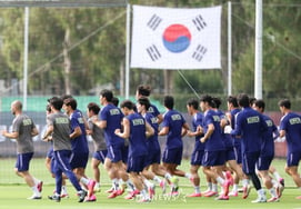 [Chụp ảnh] Các chiến binh Thái cực kỳ phấn khích khi nhìn thấy Taegeukgi