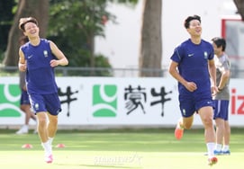 [Foto] Lee Jae-sung y Son Heung-min: «Nos veremos sonrientes mañana»