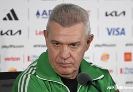 Хон Мён Бо Хо тоже 'приветствует' ... Режиссер Агирре Мехико объявил войну Южной Африке: "Давление со стороны принимающей страны? Скорее "Привилегия" - стреляем в открывающийся матч