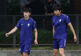 'Just when' D-1 to the World Cup, Hong Myung-bo's team faces 'massive setback'... Key center-back goes down "Possible to miss all three group stage matches" [From Guadalajara]