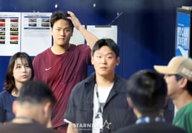 [Photo] Asian Games catcher Kim Geon-hee preparing for an interview