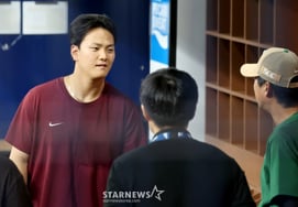 [フォト] 'ソル・ジョンジン監督に祝福される' キム・ゴンヒ