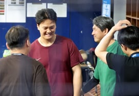 [Foto] El entrenador Seol Jong-jin, radiante de orgullo, por el "golpe de culito de Kim Geon-hee"