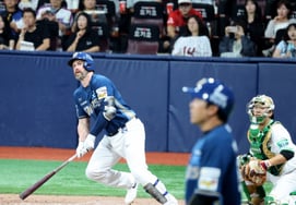 [フォト] '3回表1点追撃のヒット' デイビソン