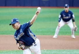 [Photo] 'Dino's Choi Seong-young pitches in the 8th inning'