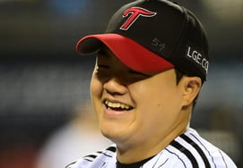 '¿Relevista o abridor?' Yeom Kyung-yeop, tras la contundente victoria 15-1, elogió específicamente a "este lanzador": "Tuvo un papel decisivo en la victoria"