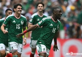 Tres tarjetas rojas, múltiples expulsiones: México vence a Sudáfrica 2-0 en una victoria de apertura "llena de contratiempos"... Gol de Jiménez, compañero de Hee-chan Hwang