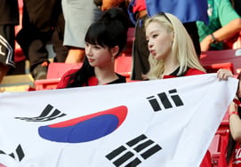 [Photo] Karina and Wonter: "We came as the 12th player"