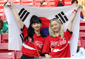 [Photo] Karina and Winter: "What do you expect us to do?"