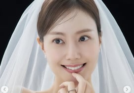 新郎の写真はありませんが..ムン・チェウォン、結婚式を前にウェディングフォト [スター・イシュー]