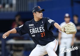 Hanwha's Lee Min-woo, who had been pitching well, struggled with his first three consecutive appearances of the season, ultimately taking the loss after failing to secure the save.