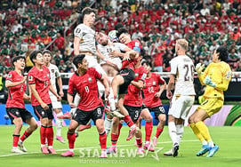 [Foto] ¿Kim Min-jae será superado en el balón aéreo?