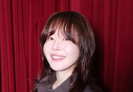 デビュー28年で『大賞俳優』に躍り出る..ウム・ジウォン「いつも最後の作品だという気持ちで演技」 [★FULLインタビュー]