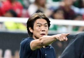 [Foto] El entrenador Hong Myung-bo: «Exactamente, ahí»