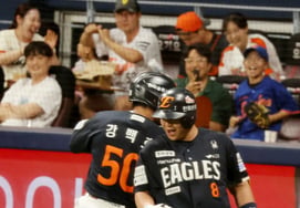[Foto] 'Noh Si-hwan y el saludo de hombro' Kang Baek-ho