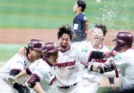 [One-shot] Baseball isn't over until the very end! Seo Geon-chang, who hit a walk-off two-run single in the bottom of the 9th with two outs and runners on first and second to complete the comeback