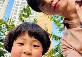 'Giáo dục chân chính', 'Mẹ ruột của Woojin' tiết lộ nhân cách của Kim Moo Yeol [Star Issue]