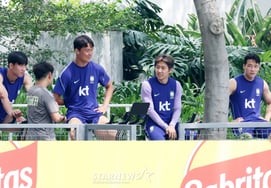 [フォト] オ・ヒョンギュとイ・ガンイン「回復トレーニングをしながら自然に笑顔がこぼれる」