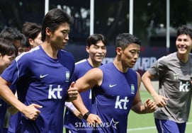 [Photo] Hwang Hee-chan: "Only the coach was excited"