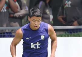 [Chụp ảnh] Hwang Hee Chan 'Con bò hồi phục cái gì chứ'