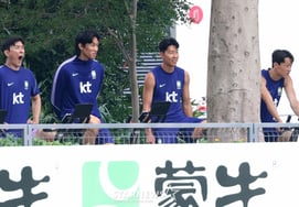 [Chụp ảnh] Hwang In Bum - Kim Seung Kyu - Son Heung Min - Lee Jae Sung được đào tạo để phục hồi chức năng